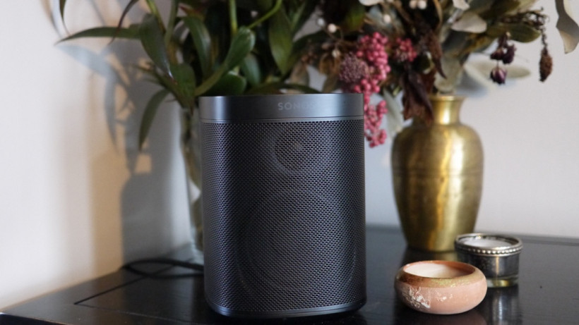 Port gøre ondt Ordsprog Apple HomePod v Sonos One: The music lovers' smart speakers do battle
