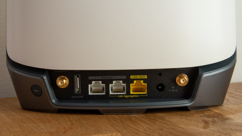 Netgear Orbi NBR752 router ports