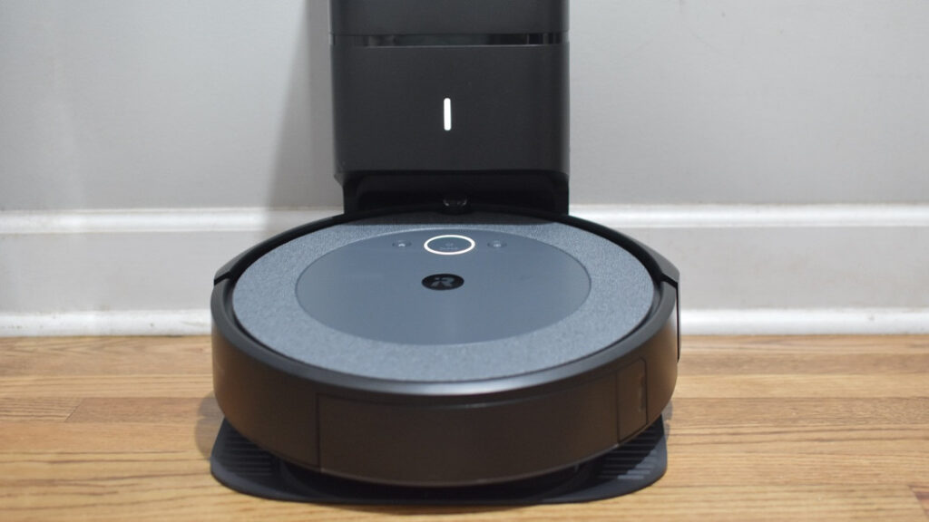 Roomba i3+ self cleaning base