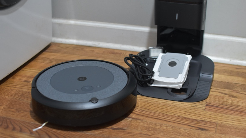 Roomba i3+ parts and cables